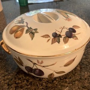 Royal Worcester round casserole dish